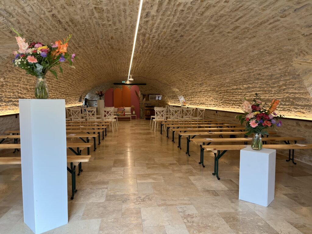 Cérémonie mariage dans la salle par temps de pluie